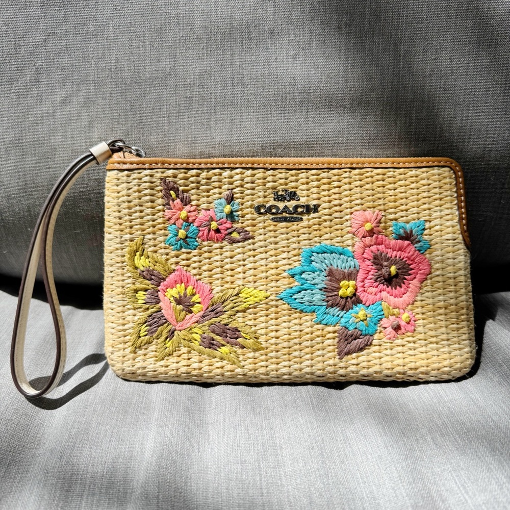✨NWOT Coach Large Corner Zip Wristlet With Floral Embroidery